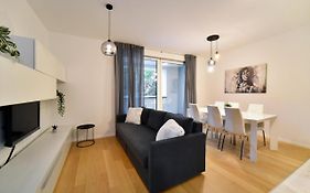Ophelia - Spacious 2-Bedroom Apartment With Parking & Balcony
